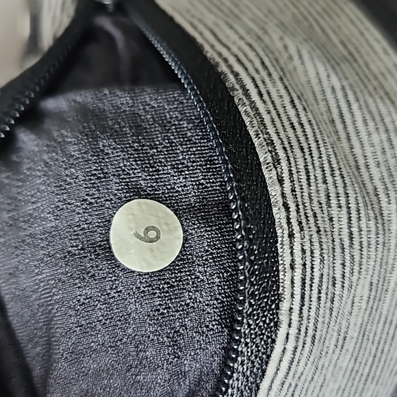 Women's Lululemon Size 6 Speed Up Short Grey White Stripe Panty - Picture 3 of 7